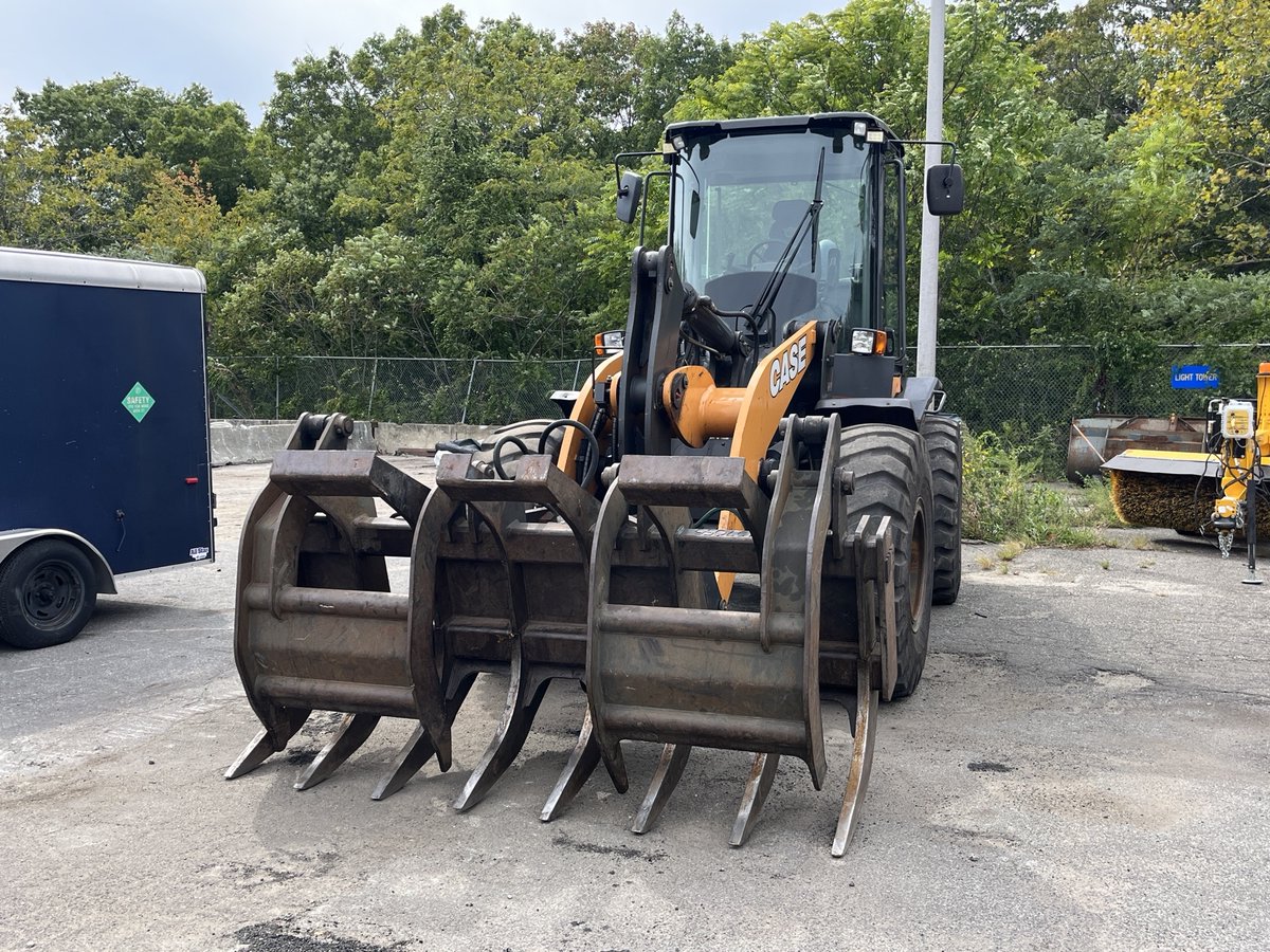 nysdotli's tweet photo. We are ready!
✅Chain saws to cut branches
✅Plows &amp; sweepers to clear the sand
✅Grapples to removed downed trees
Stay safe this weekend! https://t.co/HFW2NBe7BQ
