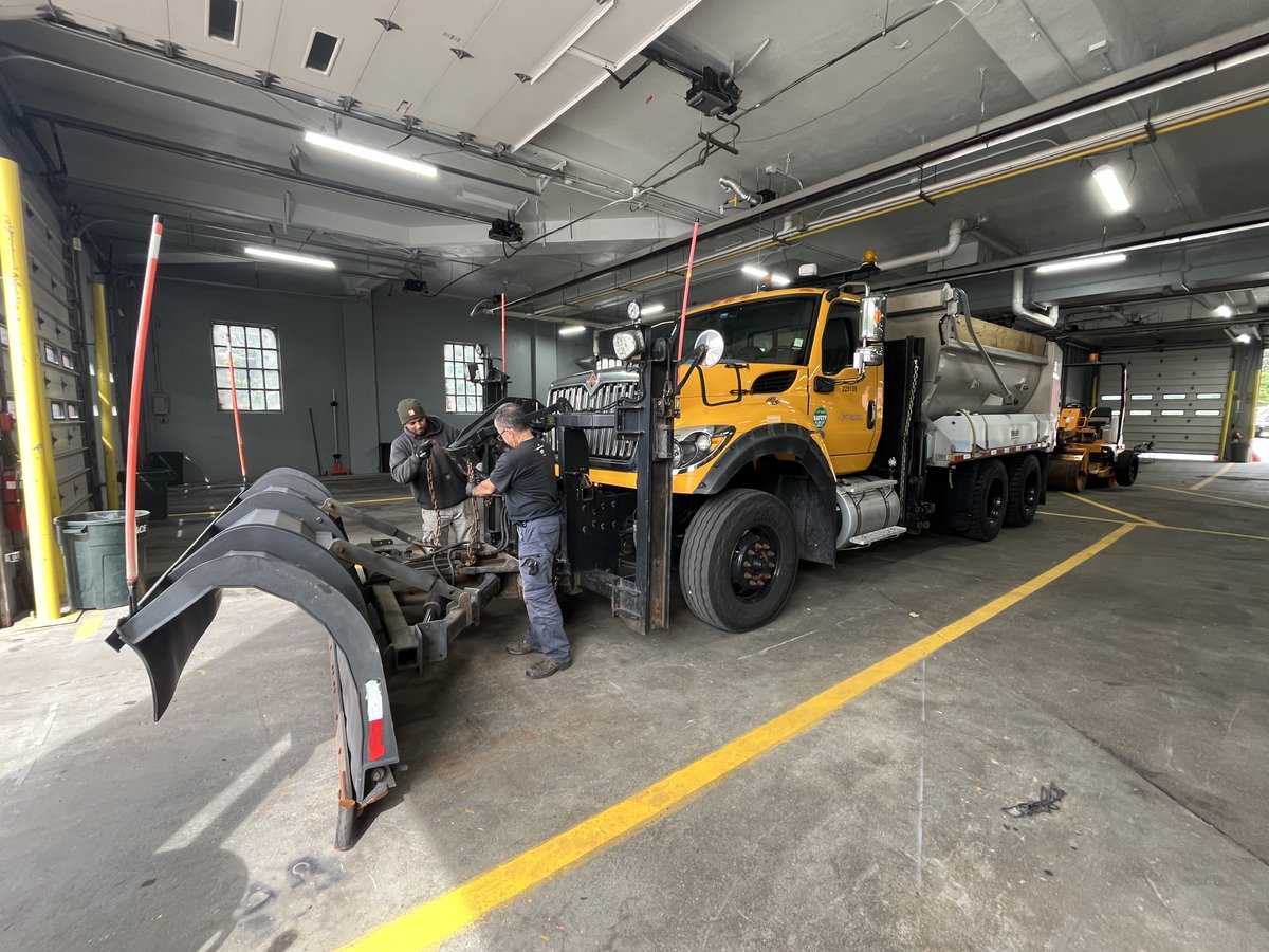 nysdotli's tweet photo. We are ready!
✅Chain saws to cut branches
✅Plows &amp; sweepers to clear the sand
✅Grapples to removed downed trees
Stay safe this weekend! https://t.co/HFW2NBe7BQ