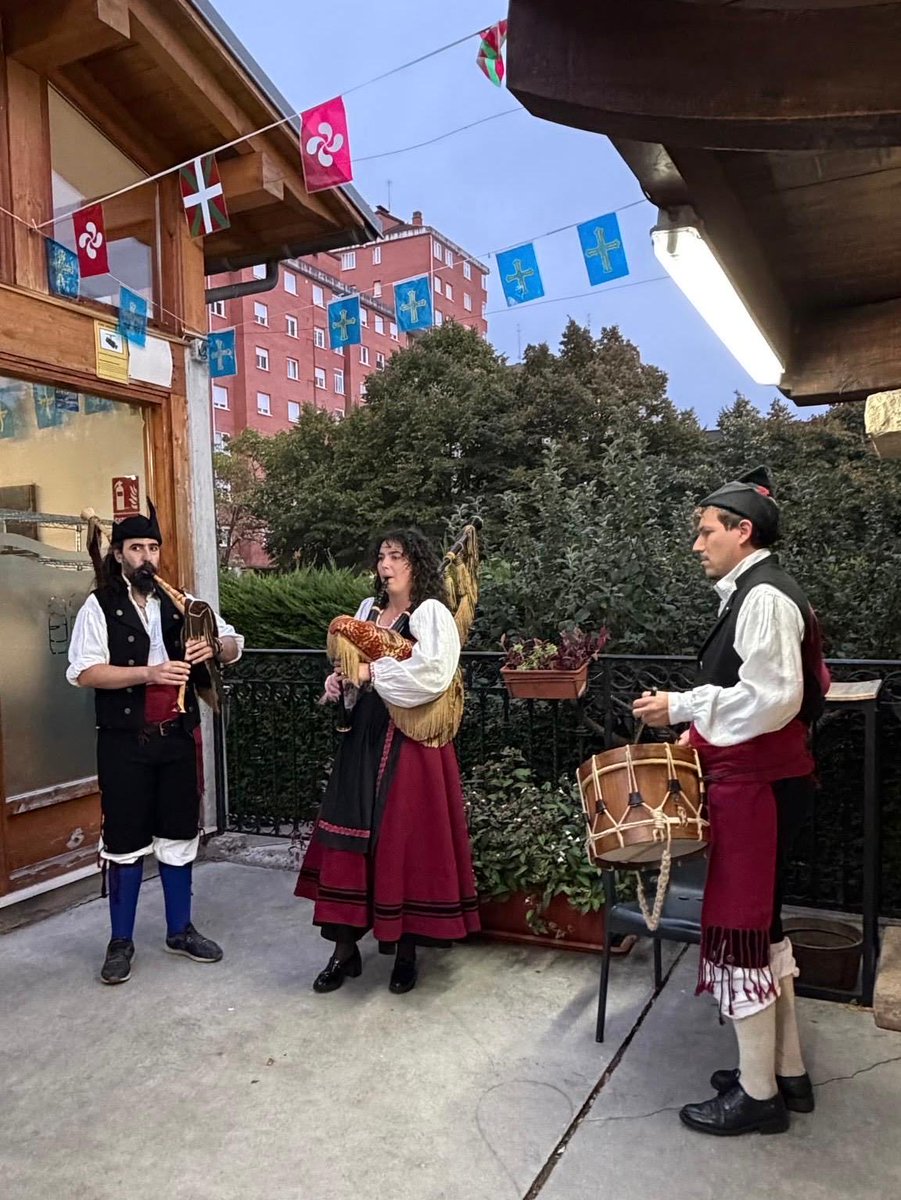 Jonnogales's tweet photo. 💙💛He acompañado a los asturianos y asturianas que viven en Vitoria-Gasteiz en la celebración del Día de Asturias. 

Un día para compartir y celebrar nuestras tradiciones y los lazos que nos unen.

¡Puxa Asturies! https://t.co/kJlJ4fYIBC