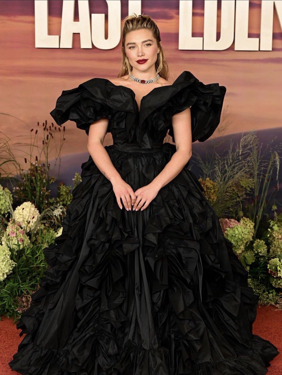 pughpetals's tweet photo. Florence Pugh photographiée à la première de « EAST OF EDEN » à Londres 😍 https://t.co/KBSxFewbDj