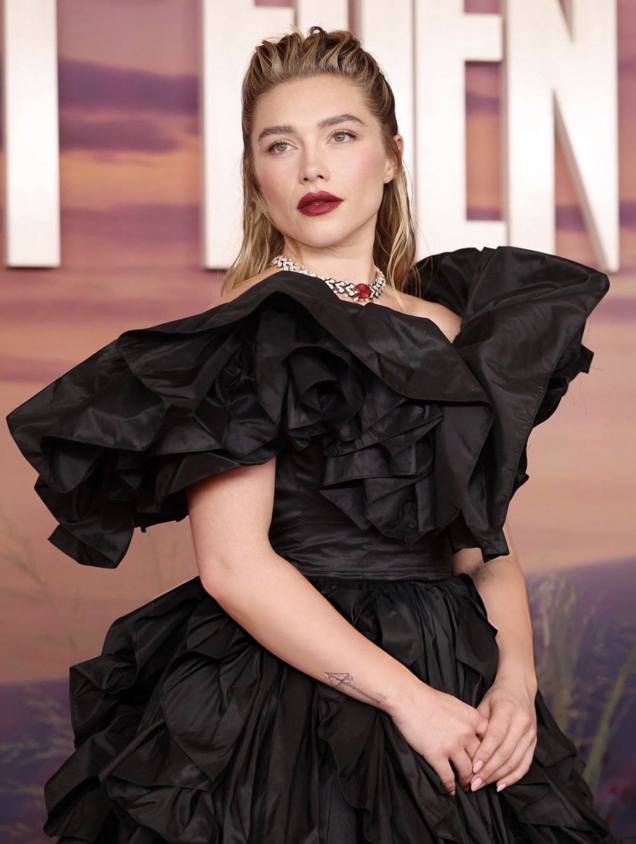 pughpetals's tweet photo. Florence Pugh photographiée à la première de « EAST OF EDEN » à Londres 😍 https://t.co/KBSxFewbDj