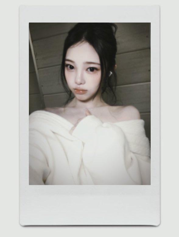 jeongiiann's tweet photo. There's something so soft and dreamlike about being wrapped in white and enveloped in the serene light. Her slightly messy hair, her soft gaze, and her delicate expression make everything feel effortlessly beautiful. https://t.co/tikIF6pfi7