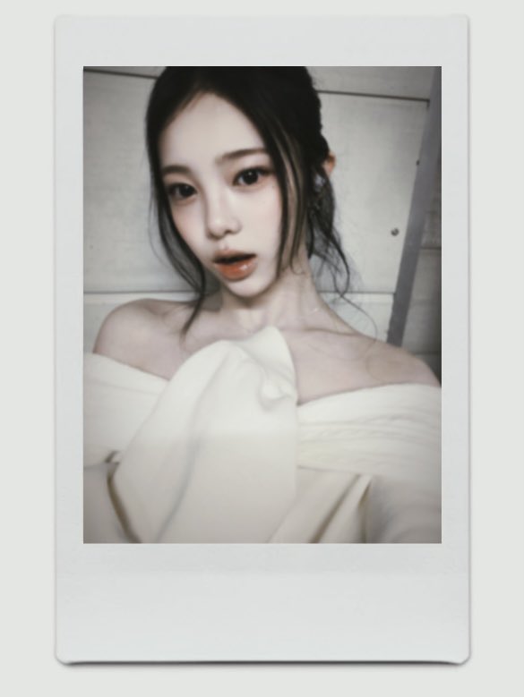 jeongiiann's tweet photo. There's something so soft and dreamlike about being wrapped in white and enveloped in the serene light. Her slightly messy hair, her soft gaze, and her delicate expression make everything feel effortlessly beautiful. https://t.co/tikIF6pfi7