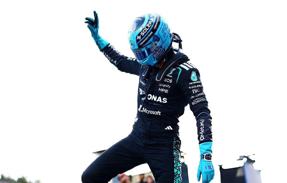 AraElentari's tweet photo. big fan of these photos of george waving with his head bowed https://t.co/Gv7bddn02F