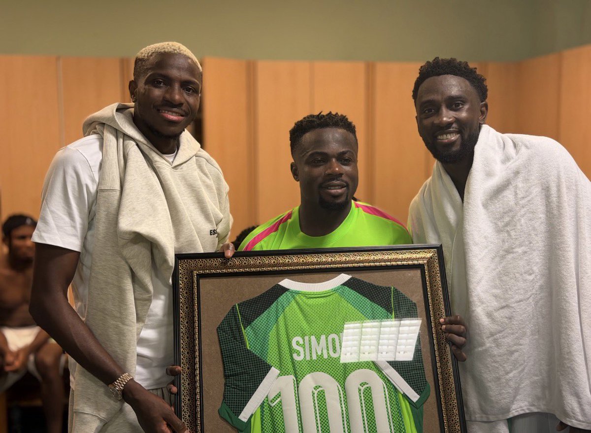 shaphub365's tweet photo. The Super Eagles celebrate Moses Simon after he reached 100 caps for Nigeria. 🇳🇬💫

Centurion. 💫

Follow @ShapHub365 for more ⚡️

Norway | Mavo | Suger Eagles | Portugal | Saka | Madrid | Clipur | Ballon | Erica | Campari | Netherlands | Alex Otti | Ronaldo #NGAMAD #AFCONQualifiers