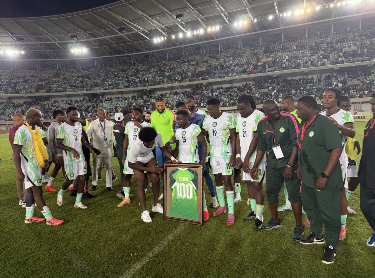 shaphub365's tweet photo. The Super Eagles celebrate Moses Simon after he reached 100 caps for Nigeria. 🇳🇬💫

Centurion. 💫

Follow @ShapHub365 for more ⚡️

Norway | Mavo | Suger Eagles | Portugal | Saka | Madrid | Clipur | Ballon | Erica | Campari | Netherlands | Alex Otti | Ronaldo #NGAMAD #AFCONQualifiers