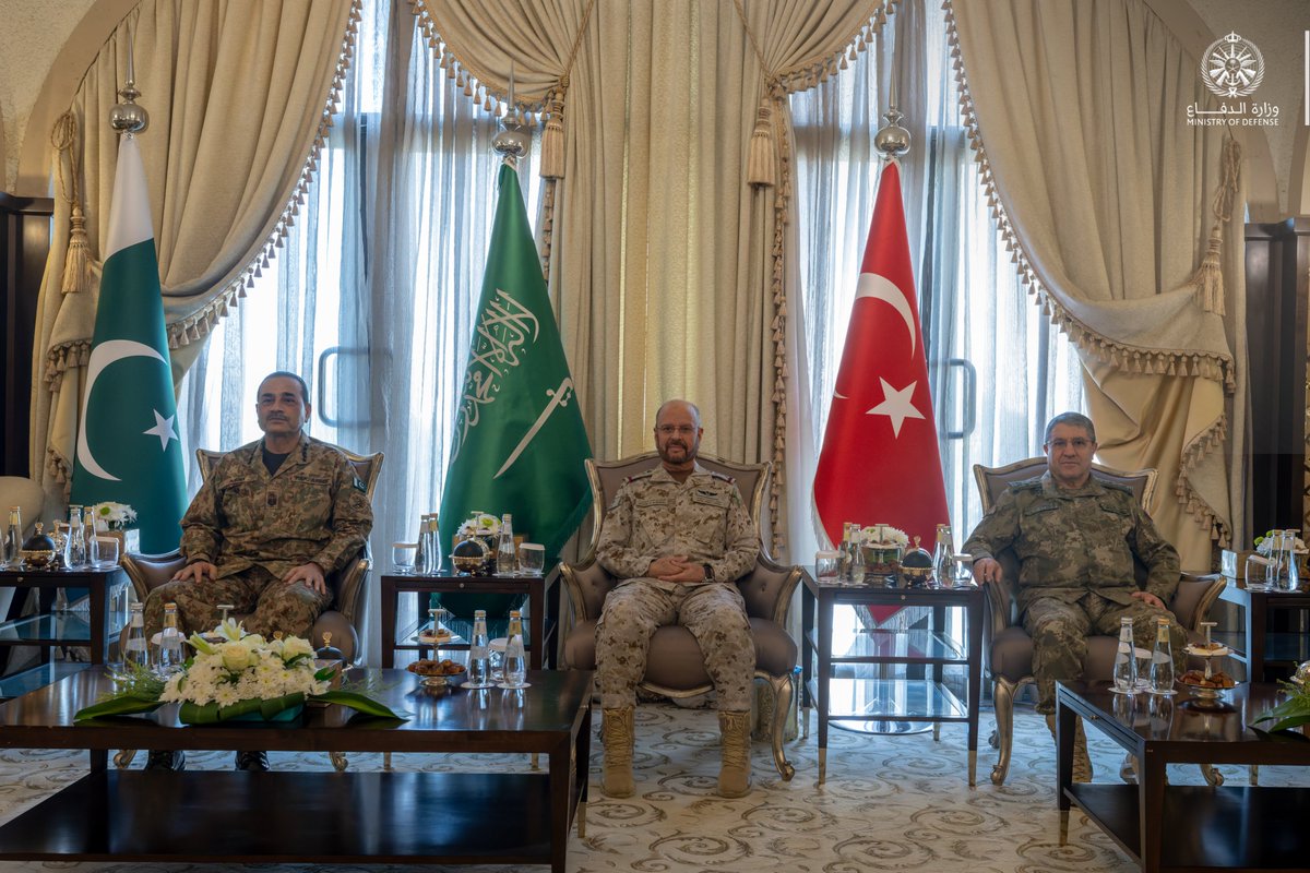 SPAregions's tweet photo. رئيس قوات الدفاع ورؤساء هيئات الأركان العامة للدول الأطراف في اتفاقية مكة للدفاع المشترك عقدوا اجتماعًا في الرياض استعرضوا خلاله الوضع الأمني والتهديدات التي تواجه المملكة العربية السعودية، وأعربوا عن استنكارهم الشديد للهجمات التي استهدفت مدينة مكة المكرمة والبنية التحتية المدنية والاقتصادية للمملكة. 
https://t.co/Amx0kHB7oT
#واس