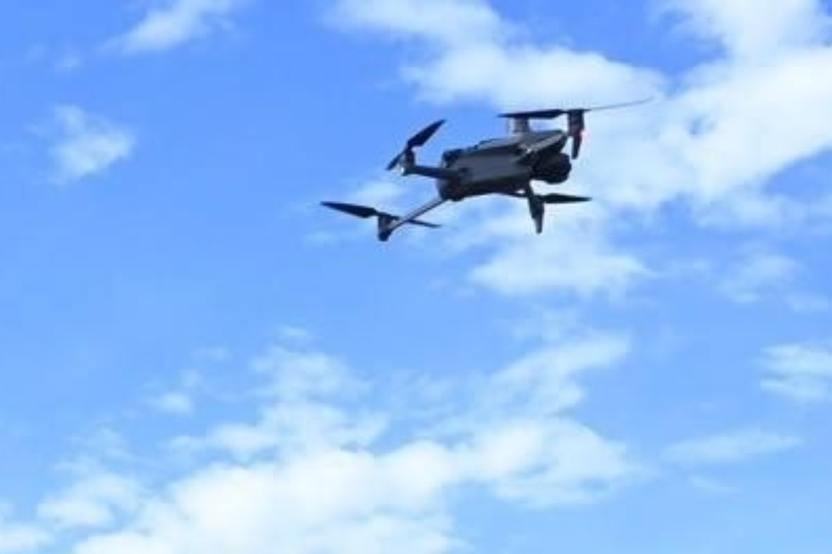 IssouAbdelilah's tweet photo. 🚨 Atentos:

El envío de pequeños drones por parte del Ejército y los servicios de inteligencia marroquíes al espacio aéreo de las ciudades españolas de #Ceuta y #Melilla se conoce como «vigilancia diaria de bajo coste». Su objetivo es controlar los movimientos de las fuerzas, conocer su número, armamento y posiciones defensivas, además de generar preocupación entre las instituciones militares y políticas españolas y empujarlas hacia conflictos políticos internos. Estos drones actúan como los ojos y los oídos de la inteligencia marroquí. Entre sus misiones también está la identificación de rutas marítimas seguras para el tráfico de drogas y de inmigrantes clandestinos.