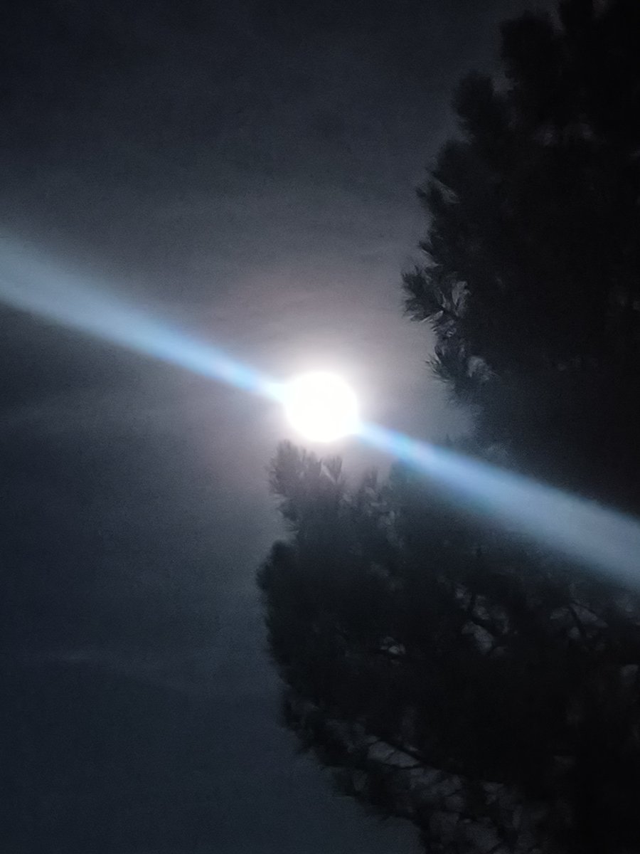 DHECCA_'s tweet photo. Hace una noche espectacular.  La luna está preciosa y en esta imagen parece un quasar lanzando sus rayos por el cosmos. Noche de música clásica y poesía. De  conversación cálida y de miradas indiscretas. De secretos jamás contados . 

#poesia #musicaclasica #noche #luna #otoño https://t.co/VlbP9AIDHl