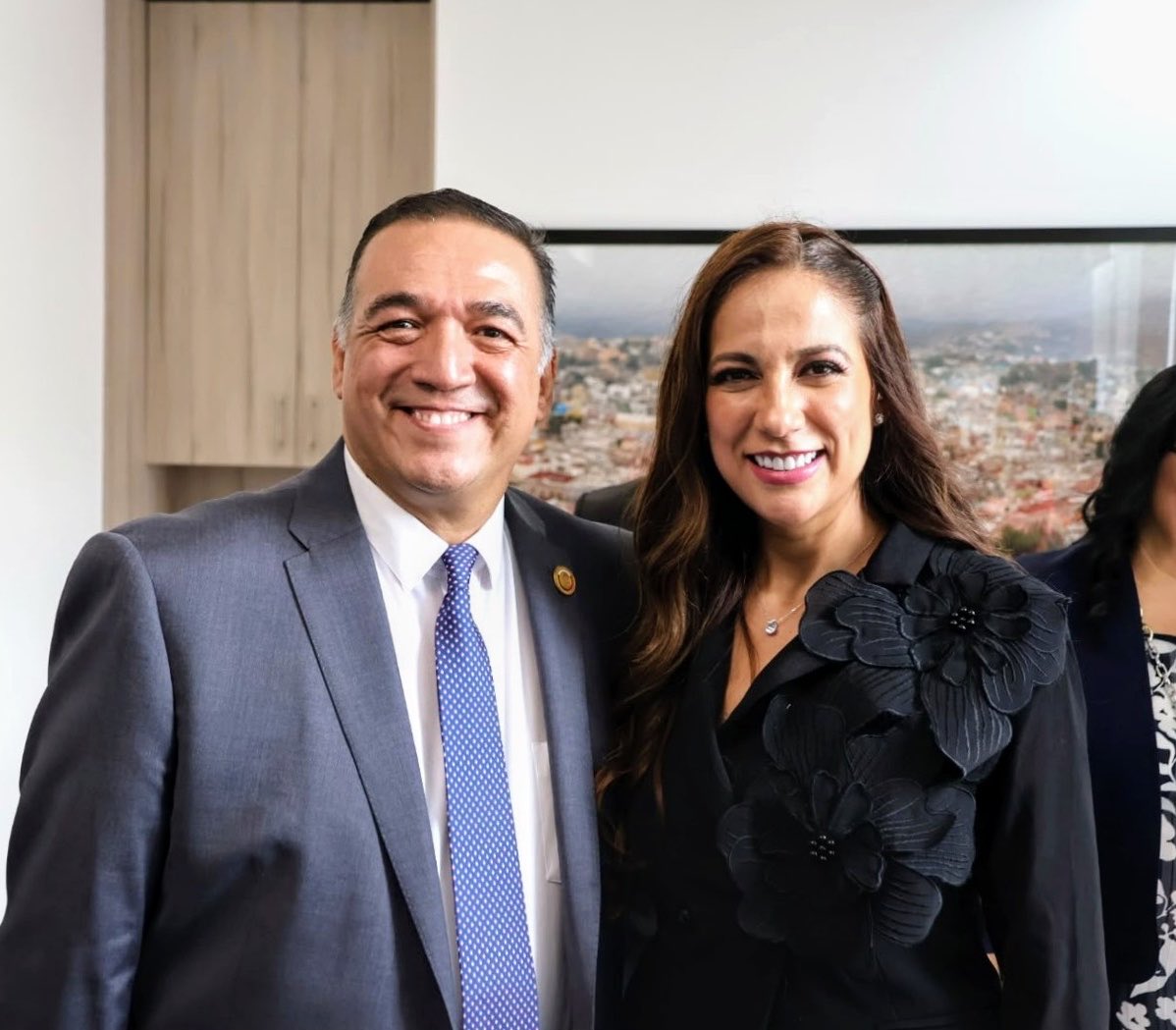 SContrerasMX's tweet photo. Hoy iniciamos el 3er año de esta Legislatura @CongresoGto 

Una nueva etapa, con la libertad de seguir construyendo, sumando y trabajando por lo que verdaderamente importa: Guanajuato y su gente.

Con convicción y con responsabilidad, siempre hacía adelante por Guanajuato. https://t.co/DPsRHd32Gb
