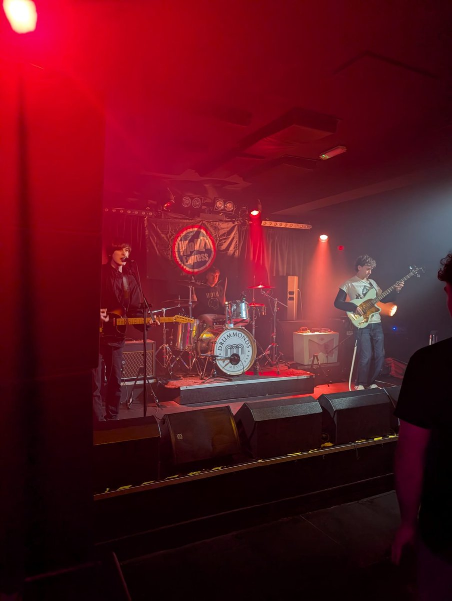 MonzaExpress's tweet photo. Sister October at @DrummondsAberd1 https://t.co/mpOuq1hbeK