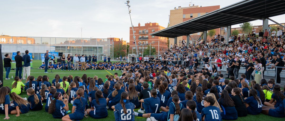 Albiol_XG's tweet photo. ⚽️ ¡El nuevo campo de fútbol de Montigalà #Badalona ya es una realidad!

Tras muchos años de espera, hoy hemos inaugurado esta instalación completamente renovada, que cuenta con nuevo césped, iluminación y sistema de riego, nuevas porterías y banquillos y unas nuevas gradas con visera para mejorar la comodidad de las familias y del resto de espectadores. 🙌

Cuando llegamos a la alcaldía en 2023 nos encontramos una instalación en un estado lamentable, donde los usuarios no podían ni ducharse. Hoy ya disfrutan de un campo totalmente renovado y a la altura de lo que merecen nuestros vecinos.

Otro compromiso que cumplimos gracias a todos vosotros, que nos disteis la mayoría absoluta para poder sacar adelante esta y muchas otras actuaciones sin el bloqueo político de los partidos de la oposición.

Seguimos trabajando en la mejora de todos los equipamientos de la ciudad. 💪💪 #Badalonisme