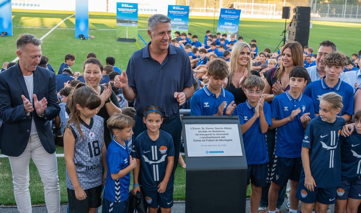 Albiol_XG's tweet photo. ⚽️ ¡El nuevo campo de fútbol de Montigalà #Badalona ya es una realidad!

Tras muchos años de espera, hoy hemos inaugurado esta instalación completamente renovada, que cuenta con nuevo césped, iluminación y sistema de riego, nuevas porterías y banquillos y unas nuevas gradas con visera para mejorar la comodidad de las familias y del resto de espectadores. 🙌

Cuando llegamos a la alcaldía en 2023 nos encontramos una instalación en un estado lamentable, donde los usuarios no podían ni ducharse. Hoy ya disfrutan de un campo totalmente renovado y a la altura de lo que merecen nuestros vecinos.

Otro compromiso que cumplimos gracias a todos vosotros, que nos disteis la mayoría absoluta para poder sacar adelante esta y muchas otras actuaciones sin el bloqueo político de los partidos de la oposición.

Seguimos trabajando en la mejora de todos los equipamientos de la ciudad. 💪💪 #Badalonisme