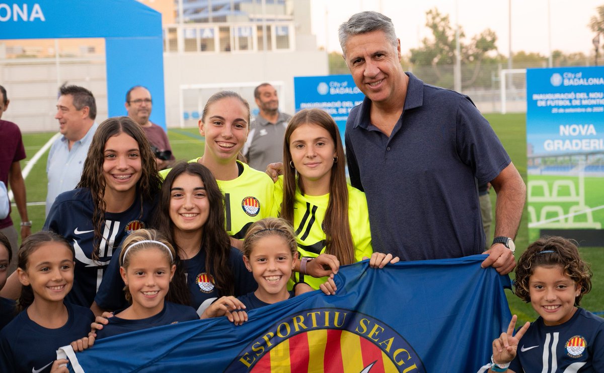 Albiol_XG's tweet photo. ⚽️ ¡El nuevo campo de fútbol de Montigalà #Badalona ya es una realidad!

Tras muchos años de espera, hoy hemos inaugurado esta instalación completamente renovada, que cuenta con nuevo césped, iluminación y sistema de riego, nuevas porterías y banquillos y unas nuevas gradas con visera para mejorar la comodidad de las familias y del resto de espectadores. 🙌

Cuando llegamos a la alcaldía en 2023 nos encontramos una instalación en un estado lamentable, donde los usuarios no podían ni ducharse. Hoy ya disfrutan de un campo totalmente renovado y a la altura de lo que merecen nuestros vecinos.

Otro compromiso que cumplimos gracias a todos vosotros, que nos disteis la mayoría absoluta para poder sacar adelante esta y muchas otras actuaciones sin el bloqueo político de los partidos de la oposición.

Seguimos trabajando en la mejora de todos los equipamientos de la ciudad. 💪💪 #Badalonisme