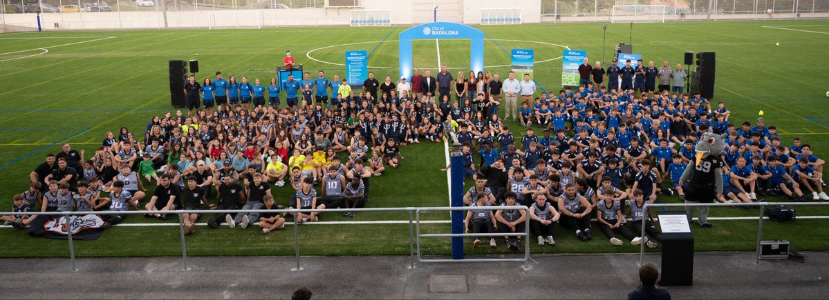 Albiol_XG's tweet photo. ⚽️ ¡El nuevo campo de fútbol de Montigalà #Badalona ya es una realidad!

Tras muchos años de espera, hoy hemos inaugurado esta instalación completamente renovada, que cuenta con nuevo césped, iluminación y sistema de riego, nuevas porterías y banquillos y unas nuevas gradas con visera para mejorar la comodidad de las familias y del resto de espectadores. 🙌

Cuando llegamos a la alcaldía en 2023 nos encontramos una instalación en un estado lamentable, donde los usuarios no podían ni ducharse. Hoy ya disfrutan de un campo totalmente renovado y a la altura de lo que merecen nuestros vecinos.

Otro compromiso que cumplimos gracias a todos vosotros, que nos disteis la mayoría absoluta para poder sacar adelante esta y muchas otras actuaciones sin el bloqueo político de los partidos de la oposición.

Seguimos trabajando en la mejora de todos los equipamientos de la ciudad. 💪💪 #Badalonisme