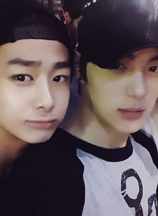jaehyooonz's tweet photo. thinking abt how minhyuk and hyungwon would randomly talk abt their trainee days, then spend hours reminiscing how far they’ve come TOGETHER. i’ll forever be grateful that they found eo back then, fought together to debut, and have eo until now 🥺 ily my hyunghyuk https://t.co/aj5DYY7PKx