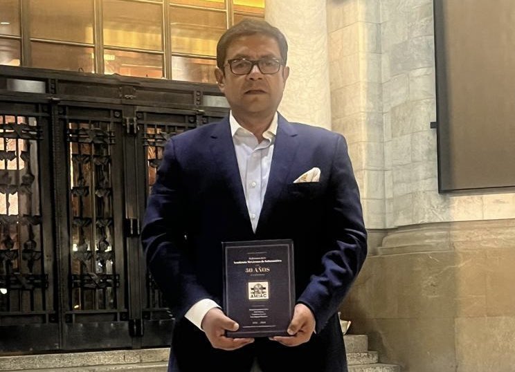 AuraBuap's tweet photo. 🔖 La @AMIAC_oficial celebró su 50 Aniversario con la presentación de un libro conmemorativo que reúne el trabajo de 33 académicos e investigadores de distintas instituciones del país.

El Mtro. @MirandaRaul, integrante de AURA BUAP, participó con el capítulo "Humanidades Digitales: hacia un modelo de conocimiento aumentado en el estudio del patrimonio cultural".

El texto ofrece un recorrido crítico por las Humanidades Digitales (HD), entendidas no como la simple digitalización de archivos, sino como una reconfiguración profunda de la manera en que se produce, se legitima y se comparte el conocimiento humanístico. 

@BUAPoficial 
🔗 Más: https://t.co/pnUO5Xo9cF