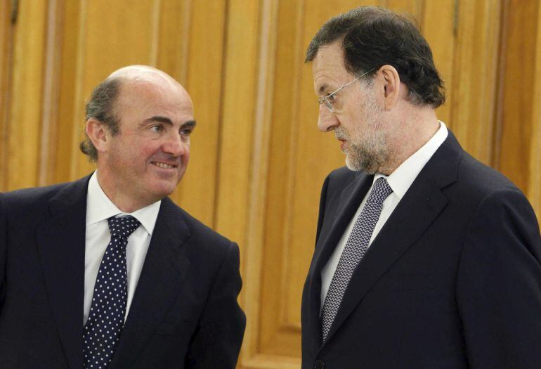 toninote's tweet photo. El desembarco masivo de los denominados fondos de inversión especulativos (o "fondos buitre") en España se consolidó bajo la gestión del gobierno de Mariano Rajoy, siendo Luis de Guindos el Ministro de Economía y Competitividad.🚪 Los mecanismos que abrieron las puertas fueron: https://t.co/L3DQCd5Mbl