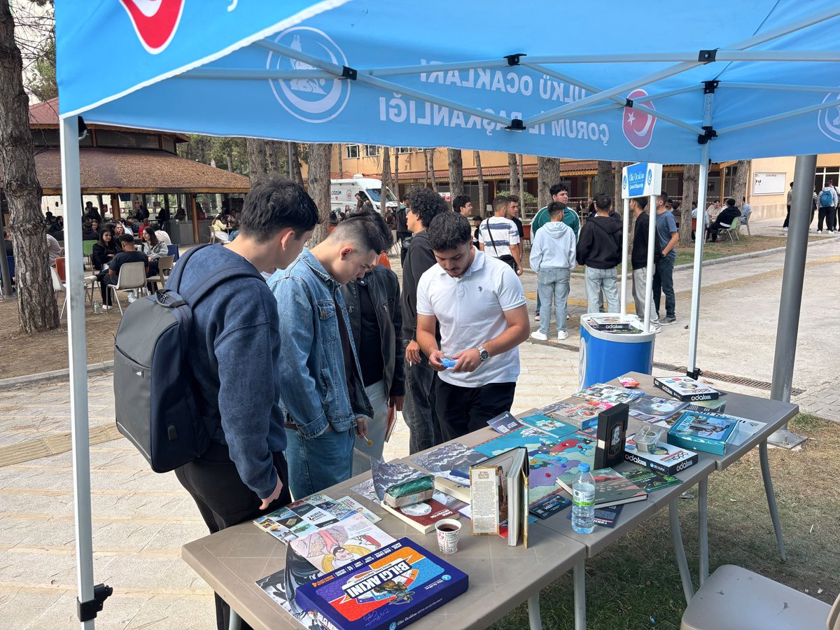 dalyan_abdullah's tweet photo. Ülkü Ocakları Çorum İl Başkanlığı Üniversite Birimimiz; Meslek Yüksekokulumuzda Akıl ve Zeka oyunlarımızı, yazılı ve dijital yayınlarımızı, eğitim programlarımızı ve faaliyetlerimizi tanıttık. Akademik birikimimizi ve kültürel zenginliklerimizi öğrencilerimizle buluşturarak, öğrencilerimizin hem mesleki hem de milli şuurla donanmış bireyler olarak yetişmesine katkı sunmaya devam etmekteyiz.

Türk ve Türkiye yüzyılında ülkümüz ve gayemiz; bilgiyle donanmış, milli ve manevi bilinç sahibi ve vizyoner bir Türk gençliği yetiştirmektir.

Yüreği vatan sevgisiyle dolu, zihni “Büyük Türkiye” ülküsüyle şekillenen bir nesil; sadece bugünün değil, yarının da teminatıdır. Bu yolda kararlılıkla yürürken, geçmişten aldığımız ilhamla geleceğe emin adımlarla ilerlemekteyiz.
@ayyildirim1 
@keejder