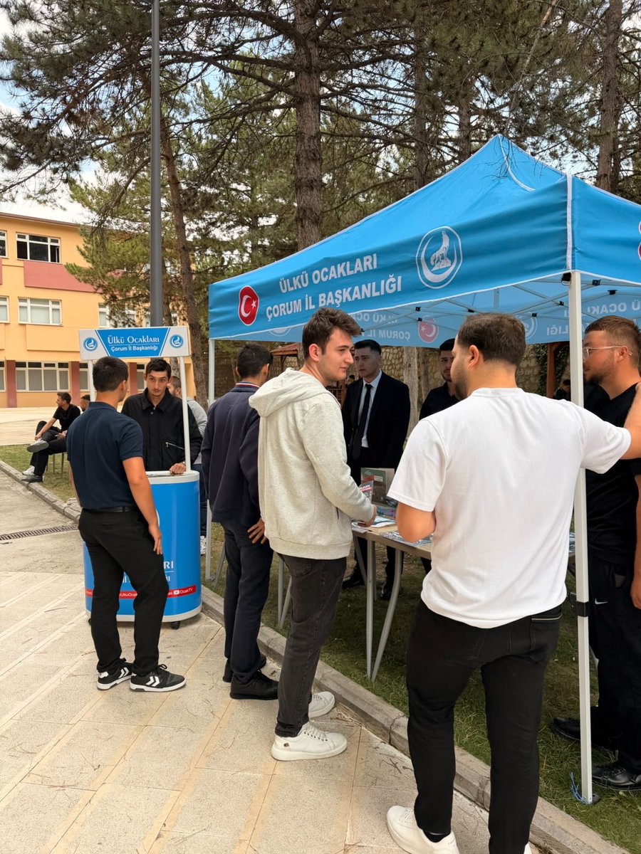 dalyan_abdullah's tweet photo. Ülkü Ocakları Çorum İl Başkanlığı Üniversite Birimimiz; Meslek Yüksekokulumuzda Akıl ve Zeka oyunlarımızı, yazılı ve dijital yayınlarımızı, eğitim programlarımızı ve faaliyetlerimizi tanıttık. Akademik birikimimizi ve kültürel zenginliklerimizi öğrencilerimizle buluşturarak, öğrencilerimizin hem mesleki hem de milli şuurla donanmış bireyler olarak yetişmesine katkı sunmaya devam etmekteyiz.

Türk ve Türkiye yüzyılında ülkümüz ve gayemiz; bilgiyle donanmış, milli ve manevi bilinç sahibi ve vizyoner bir Türk gençliği yetiştirmektir.

Yüreği vatan sevgisiyle dolu, zihni “Büyük Türkiye” ülküsüyle şekillenen bir nesil; sadece bugünün değil, yarının da teminatıdır. Bu yolda kararlılıkla yürürken, geçmişten aldığımız ilhamla geleceğe emin adımlarla ilerlemekteyiz.
@ayyildirim1 
@keejder