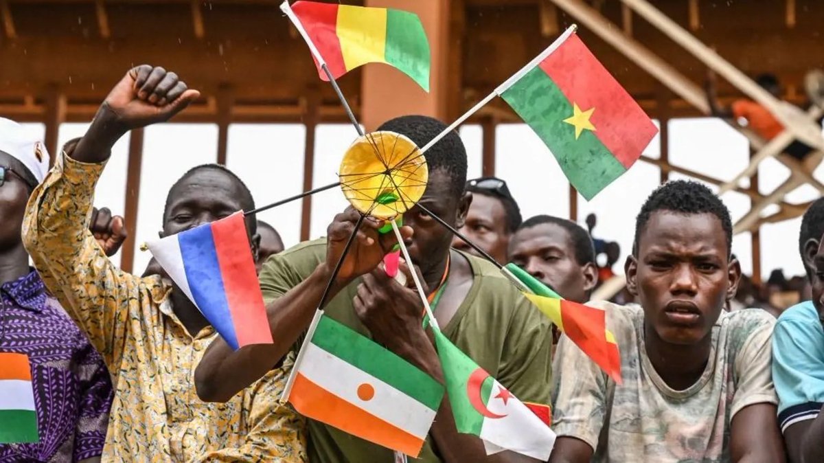 PhilipObaji's tweet photo. Russia is set to open more cultural centres in Africa as it seeks to broaden its influence. The centres will promote the Russian language, education, science and culture, while supporting various projects, Russia's humanitarian agency says.

https://t.co/6yZxPxQ9T6 https://t.co/aFOP7K3qyj