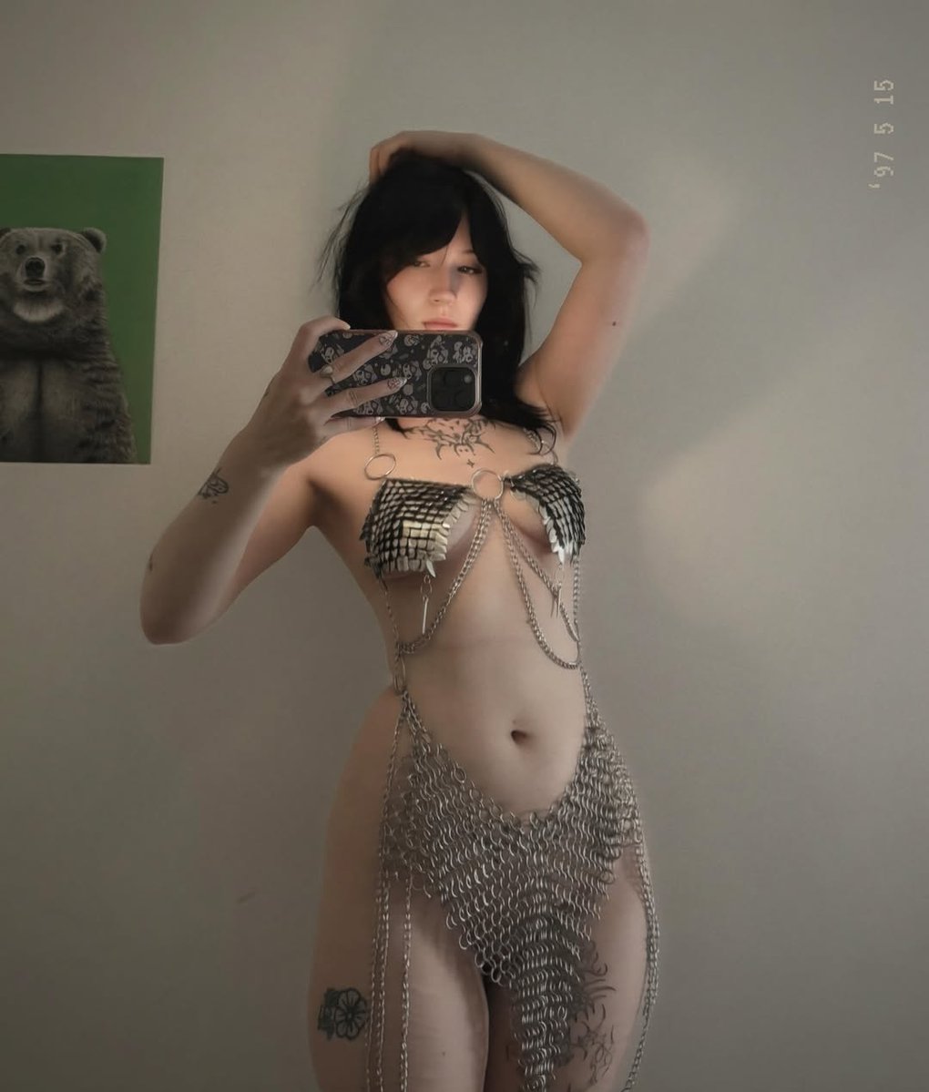 lunacrossss's tweet photo. Why do people on the street stare at me when I go out dressed like this? https://t.co/MzyYsn56El