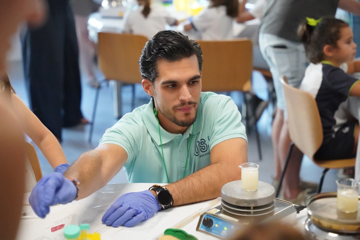 _usj_'s tweet photo. 🧠🤖 ¿Se puede aprender ciencia divirtiéndose? Hoy lo hemos comprobado en la #NocheEuropeaInvestigacion.
Gracias a todos los que os habéis acercado a descubrir la investigación que hacemos en la USJ. 🔬💙
@NocheResearcher @fundlacaixa @cosmocaixa @esciencia
#ERN2026 #NIGHTSpain https://t.co/3pI880yiQr