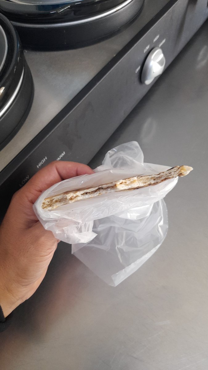 sai_sai_o's tweet photo. Una quesadilla.
No..pues ya mejor denme la pura bolsita. 😏😅 https://t.co/A0LHQpiFLx