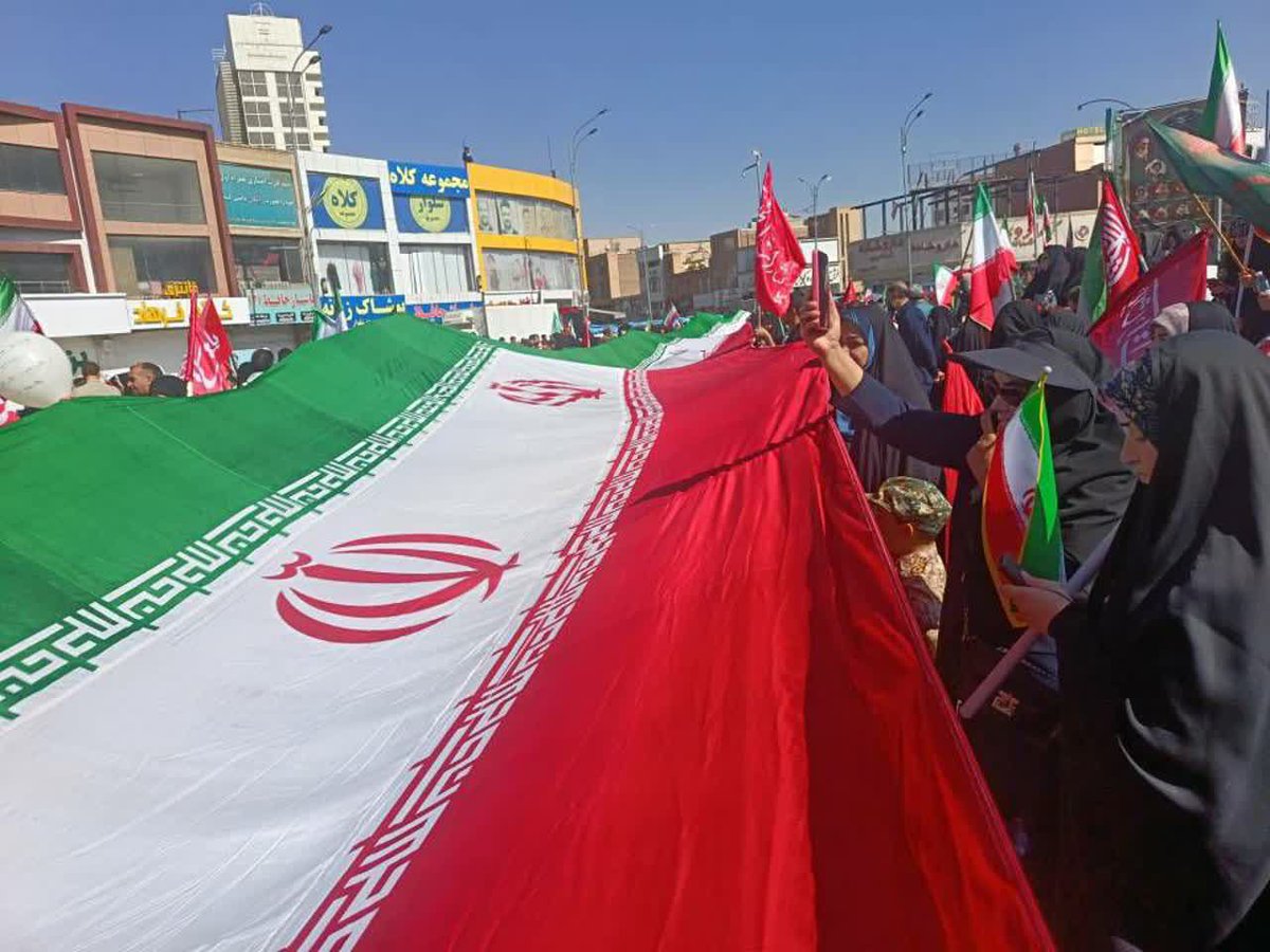 Yavar3138's tweet photo. از قلب کرمان، نگاهی به شکوهِ حضور 🇮🇷

مردم، با تمام وجود در میدان هستند.

روایتِ امروز، روایتِ ایستادگی است.

#جانفدای_ایران
#جانفدایان_کرمانی https://t.co/TQs1oNeqtd