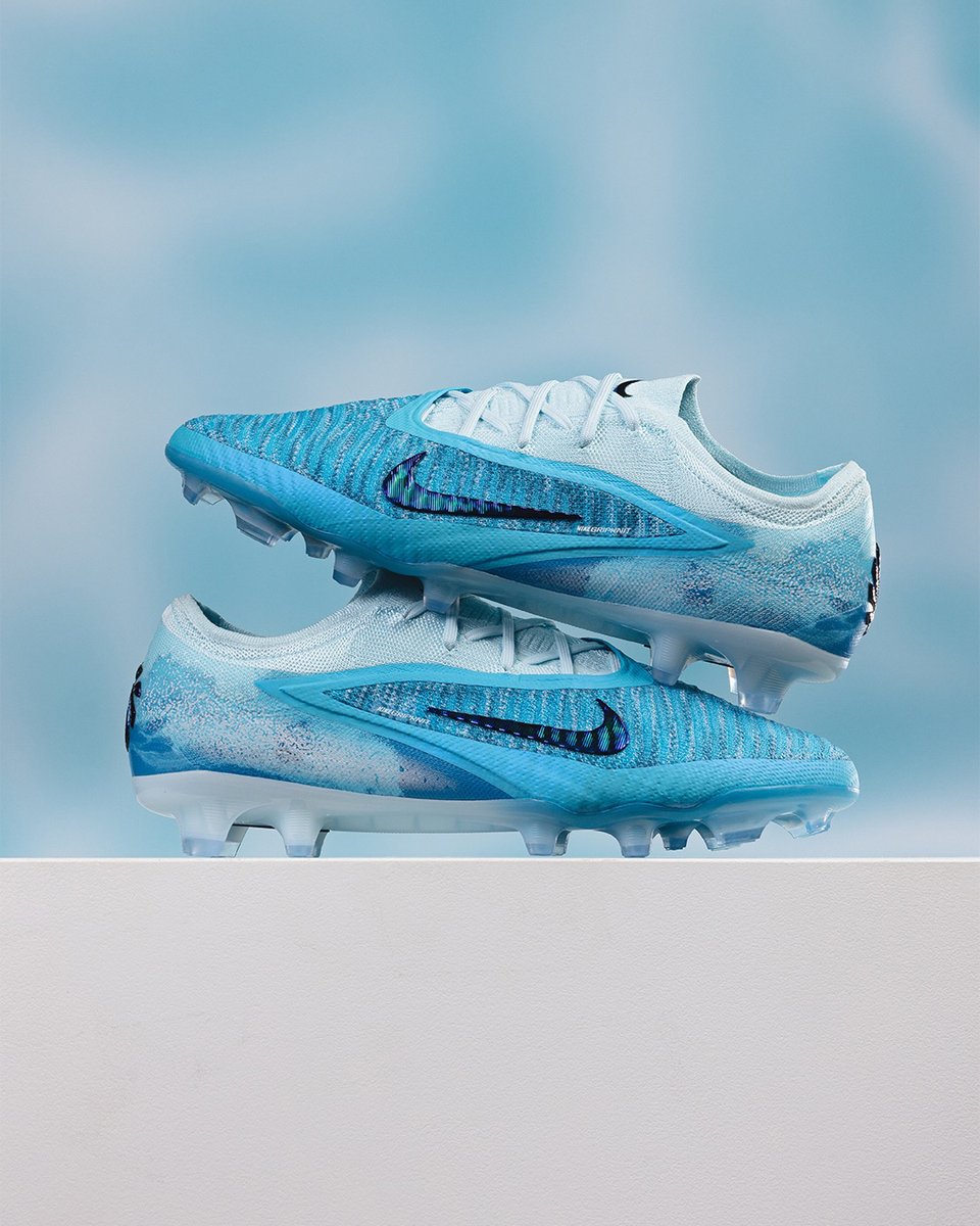 vsrsus's tweet photo. Erling Haaland's new Nike Phantom 6 changes colour when wet. https://t.co/ad8c75IOld