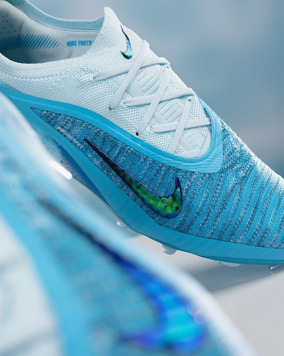 vsrsus's tweet photo. Erling Haaland's new Nike Phantom 6 changes colour when wet. https://t.co/ad8c75IOld