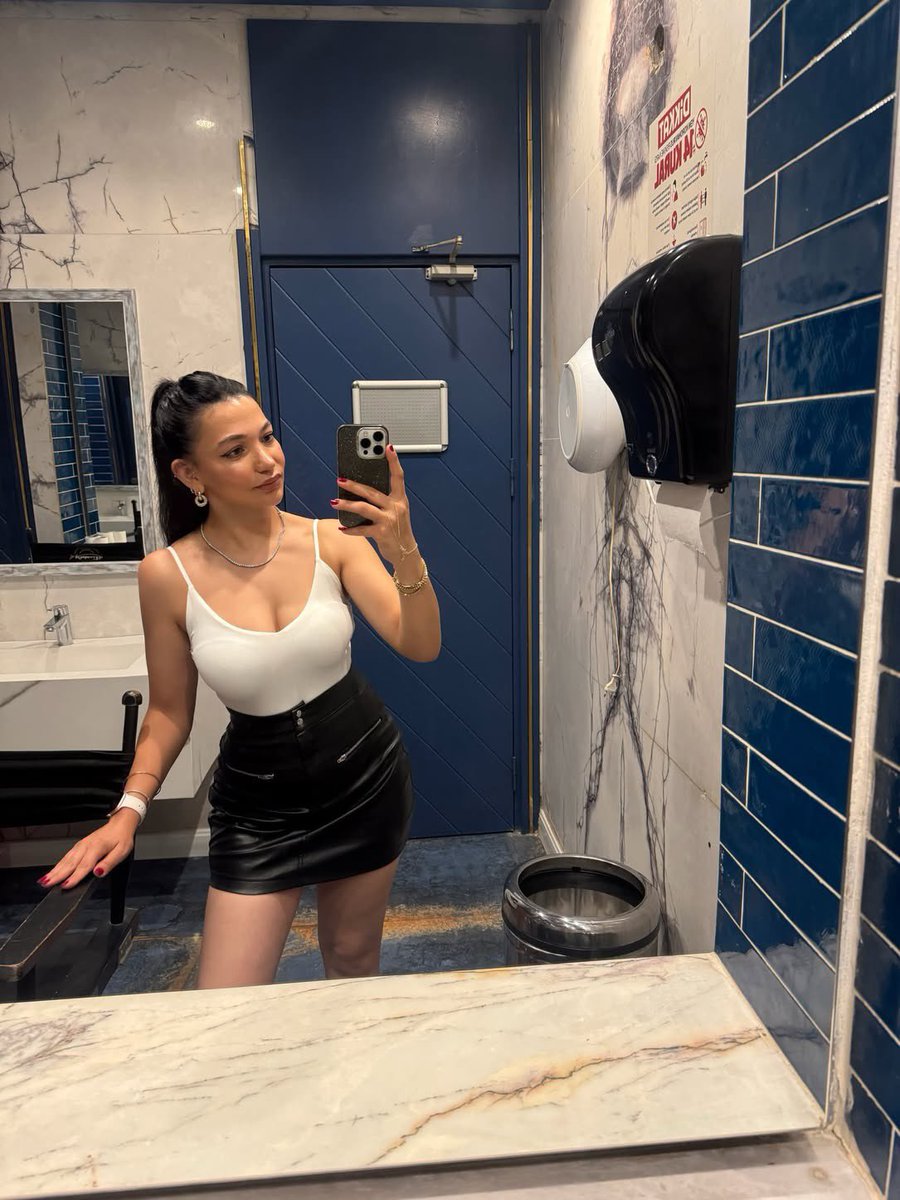 elfb_7's tweet photo. En acilinden sugar daddy ya da finansal köle bulmam gerekiyor 😈 https://t.co/SBDb2mUGFK