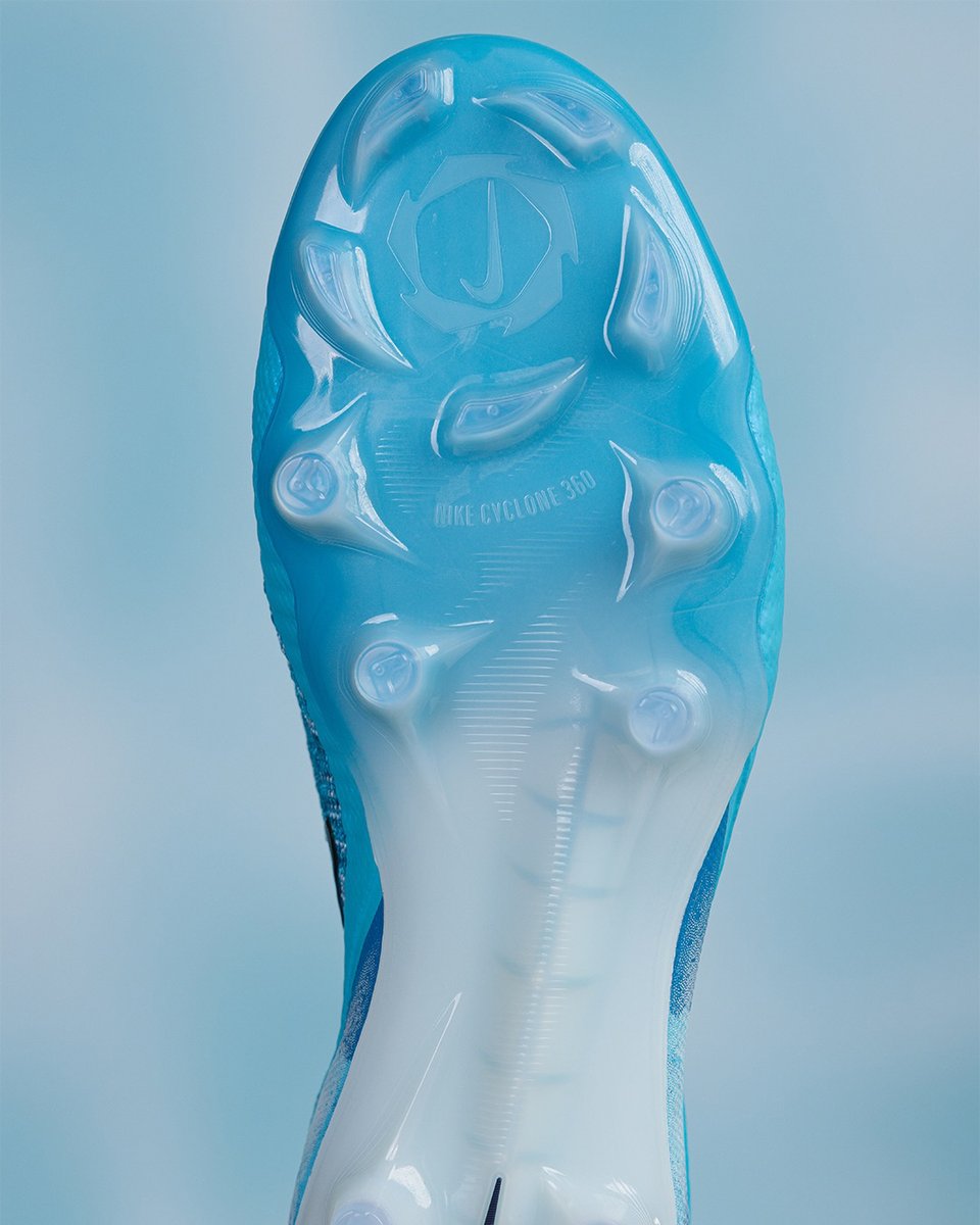 vsrsus's tweet photo. Erling Haaland's new Nike Phantom 6 changes colour when wet. https://t.co/ad8c75IOld