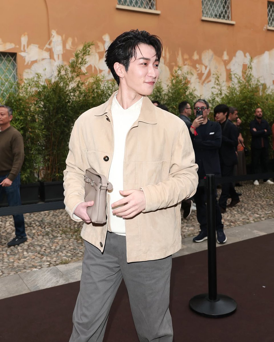 LevoreMagazine's tweet photo. Shota Watanabe looks sharp as he arrives for the Tod’s SS27 show in Milan. 🇮🇹✨

#ShotaWatanabe #Tods #TodsSS27 #MFW #MilanFashionWeek #LevoréMagazine https://t.co/aSP7fCvn0f
