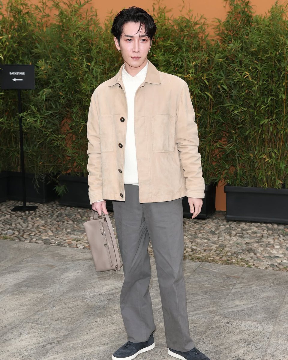 LevoreMagazine's tweet photo. Shota Watanabe looks sharp as he arrives for the Tod’s SS27 show in Milan. 🇮🇹✨

#ShotaWatanabe #Tods #TodsSS27 #MFW #MilanFashionWeek #LevoréMagazine https://t.co/aSP7fCvn0f