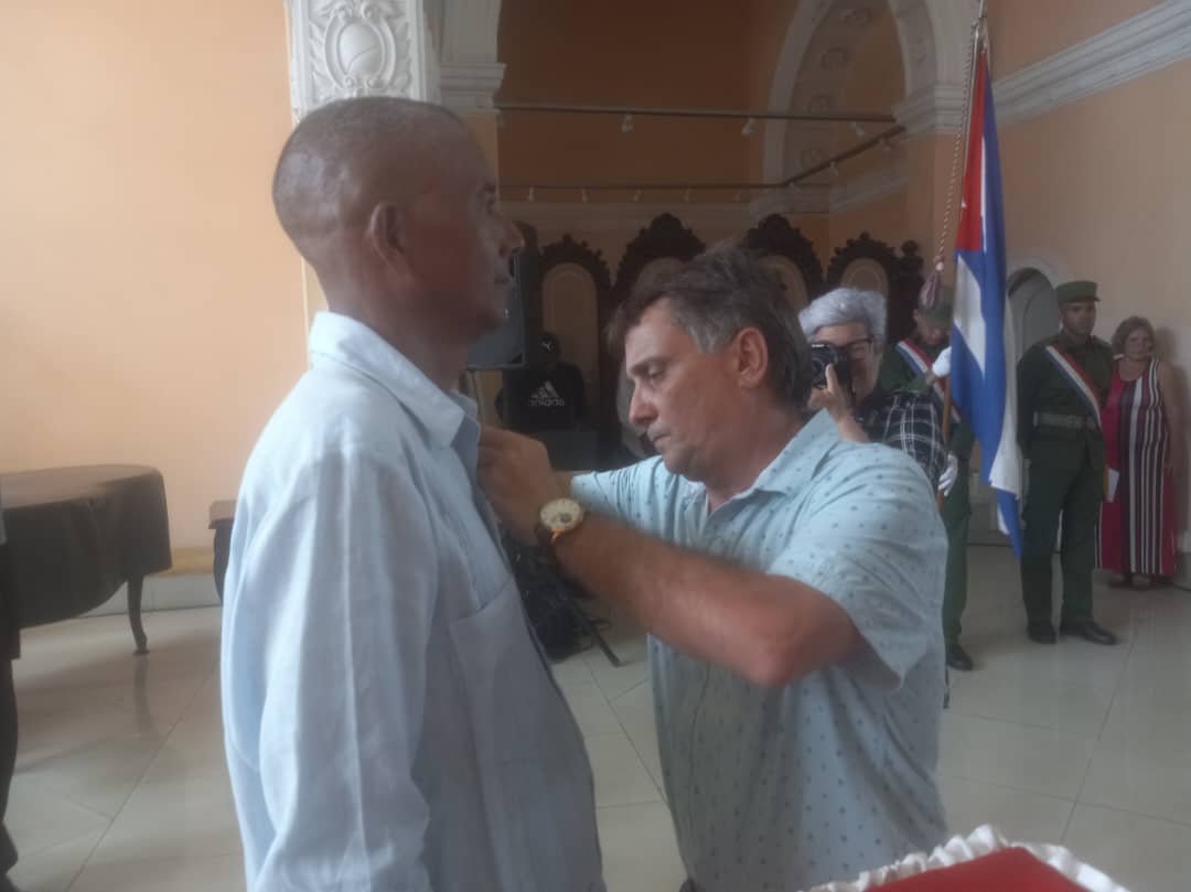 mariofsabines's tweet photo. Participamos en el acto de reconocimiento a cederistas destacados de nuestra provincia, personas humildes que, en medio de tantas dificultades, le dedican tiempo al trabajo de la organización en la base. 
#MatancerosEnVictoria
#CDR66 https://t.co/7KnRAQHyvo