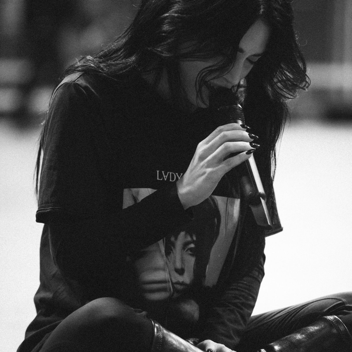 BillboardArg's tweet photo. 🖤🇦🇷 Al puro estilo “MAYHEM”, Lali Espósito ensayó para su tercer show en el Estadio River Plate.

La artista se prepara para volver a encontrarse con su público en el marco de su show en Buenos Aires. 🔥 https://t.co/GjfxTFmICs