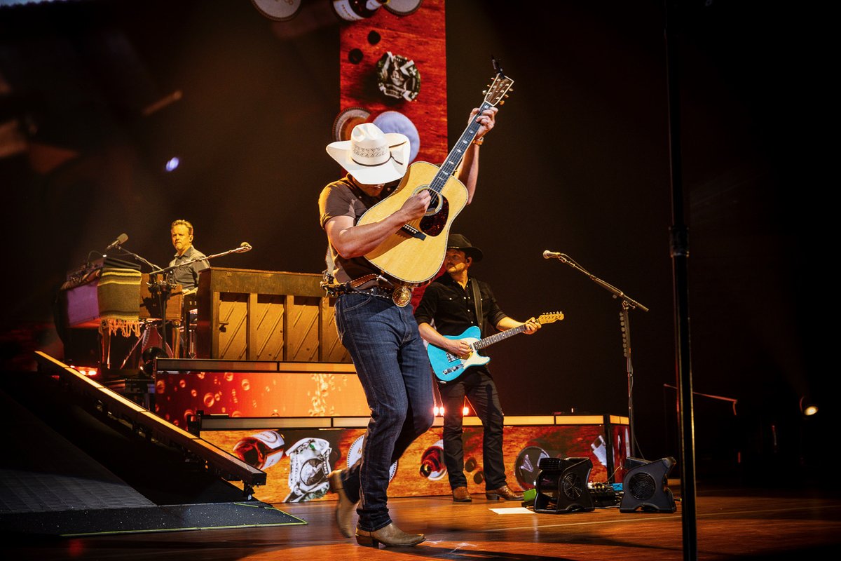 JonPardi's tweet photo. Fort Wayne brought the energy I needed! Youngstown Ohio, you’re up next! https://t.co/2VzDFyHPZ1