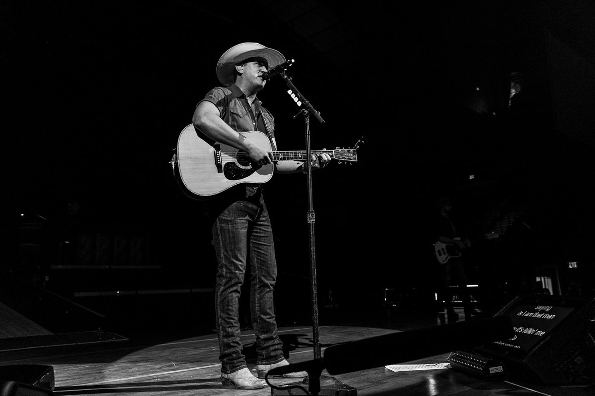 JonPardi's tweet photo. Fort Wayne brought the energy I needed! Youngstown Ohio, you’re up next! https://t.co/2VzDFyHPZ1