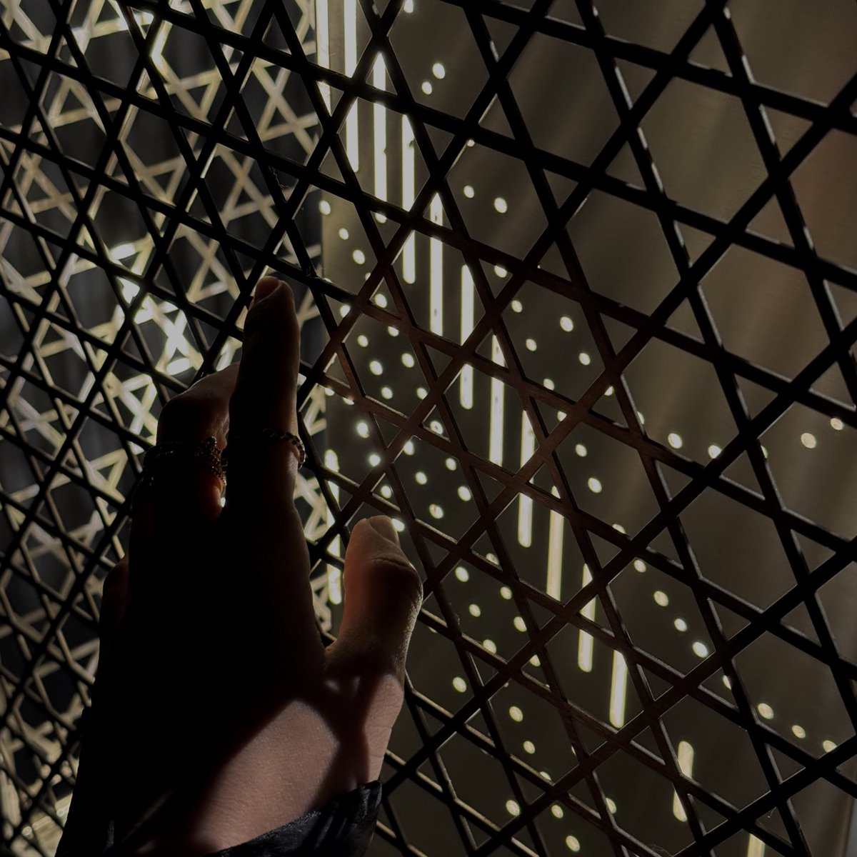 SanaaaMS's tweet photo. My first ever piece, نور البحر - Light of the Sea 🌊 

An incredibly insightful journey from concept to fabrication, exploring Emarati maritime heritage through the gargour, Al Nahma, light and touch. So much learned and incredibly rewarding to finally see it come to life 🫶🏼 https://t.co/zshhlEK79a