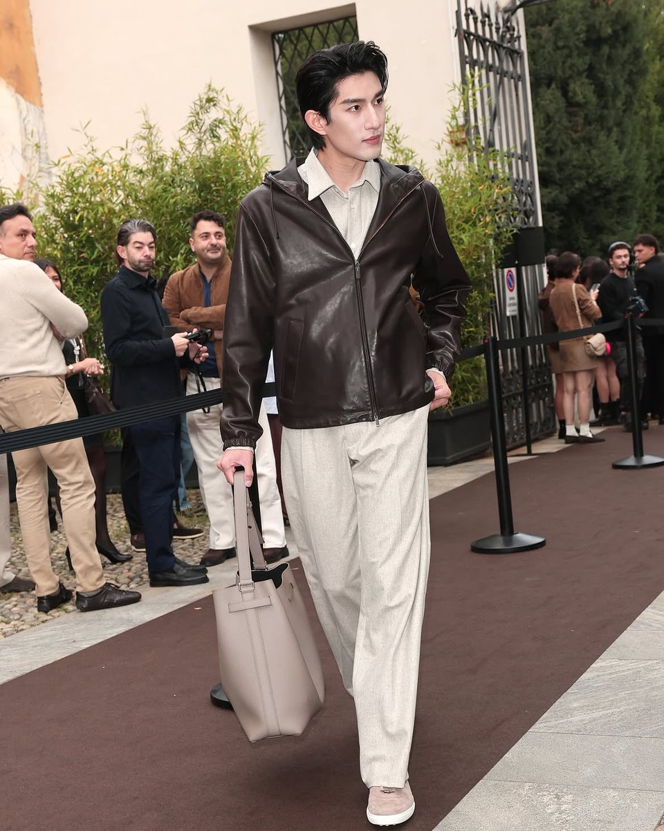 LevoreMagazine's tweet photo. Ayden Sng at Tod’s SS27 in Milan—clean, polished, and perfectly suited for the occasion. ✨🖤

#AydenSng #Tods #TodsSS27 #MFW #MilanFashionWeek #LevoréMagazine https://t.co/sUZPtU8c7e