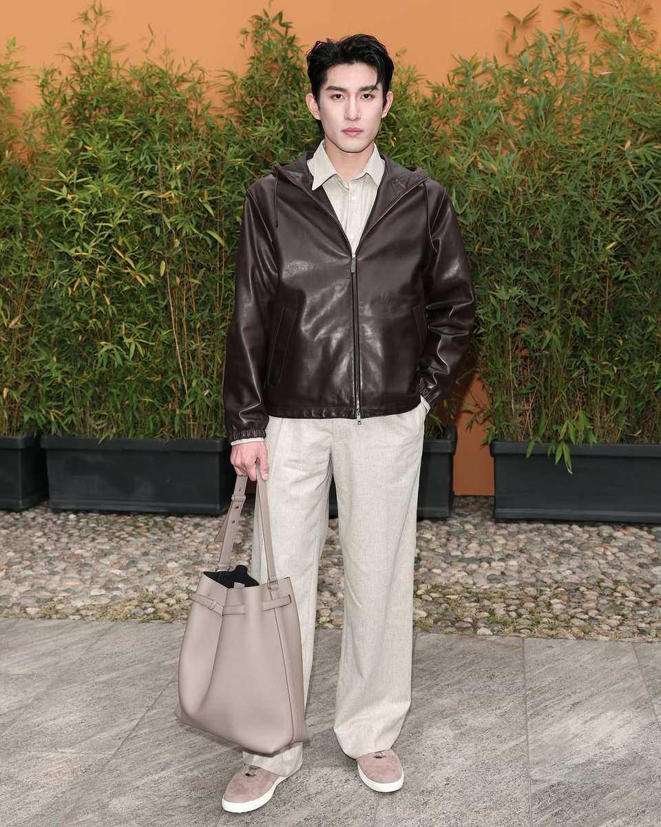 LevoreMagazine's tweet photo. Ayden Sng at Tod’s SS27 in Milan—clean, polished, and perfectly suited for the occasion. ✨🖤

#AydenSng #Tods #TodsSS27 #MFW #MilanFashionWeek #LevoréMagazine https://t.co/sUZPtU8c7e