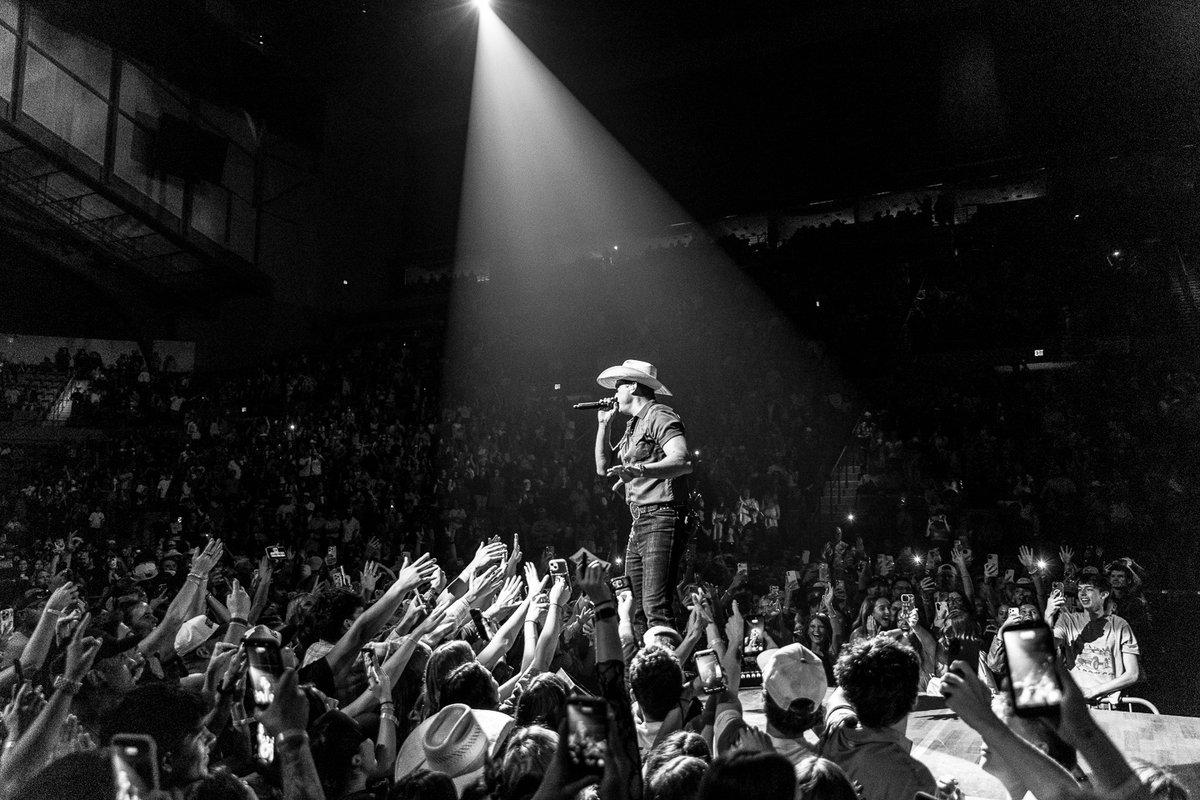 JonPardi's tweet photo. Fort Wayne brought the energy I needed! Youngstown Ohio, you’re up next! https://t.co/2VzDFyHPZ1
