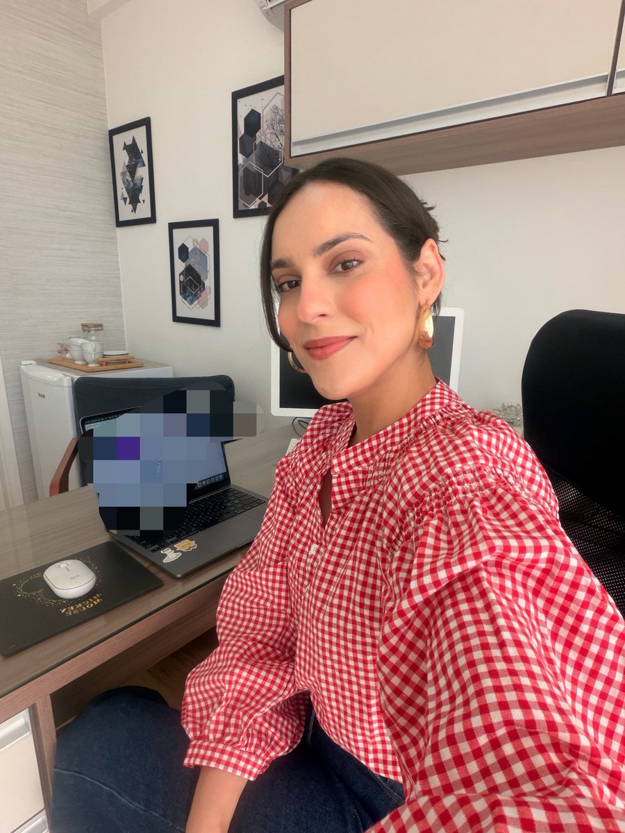 farinhaclara's tweet photo. Sai assim de casa e meu marido: 
Depois do trabalho vai pra festa junina? 
A secretária: sua blusa parece forro de mesa 
Minha paciente adolê: achei sua roupa icônica 💅🏼 https://t.co/jZ5Iz4IVqo