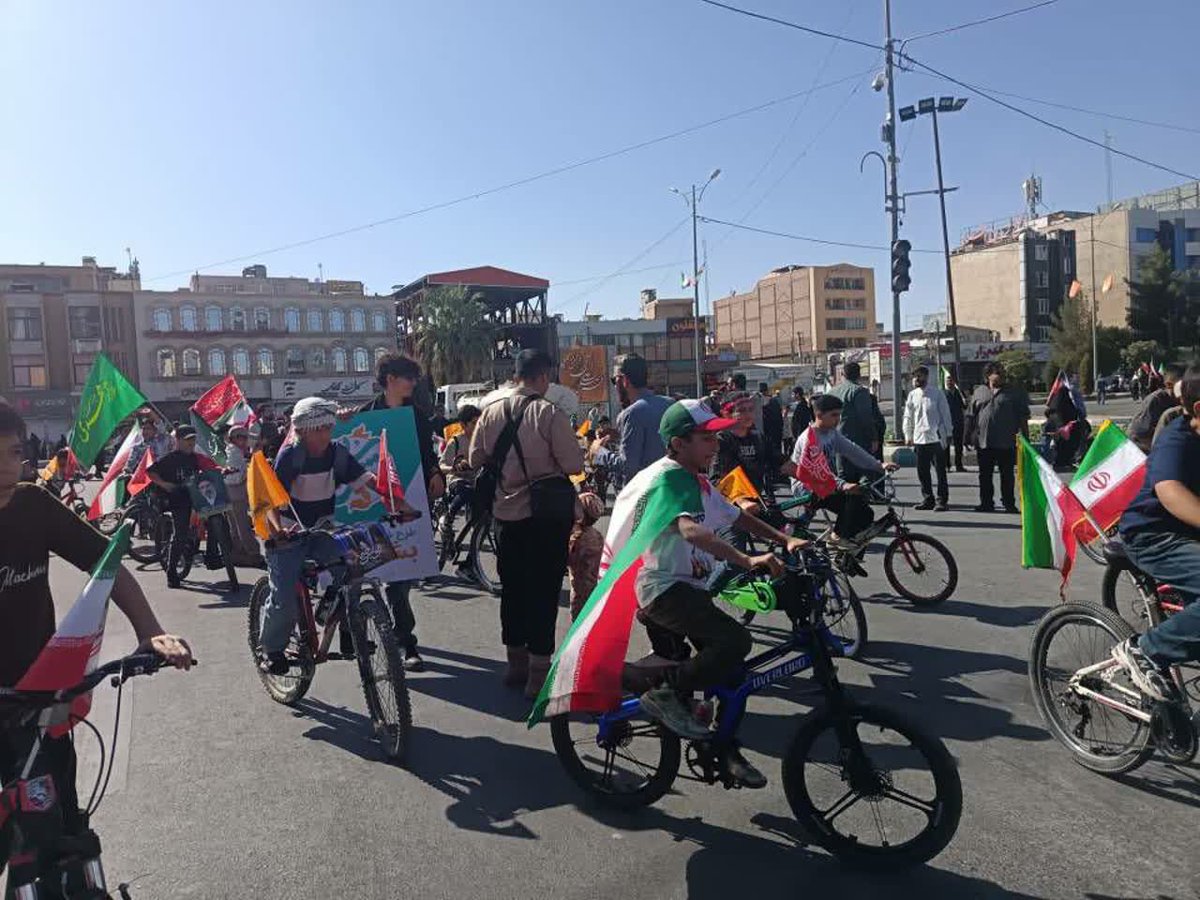 Yavar3138's tweet photo. از قلب کرمان، نگاهی به شکوهِ حضور 🇮🇷

مردم، با تمام وجود در میدان هستند.

روایتِ امروز، روایتِ ایستادگی است.

#جانفدای_ایران
#جانفدایان_کرمانی https://t.co/TQs1oNeqtd