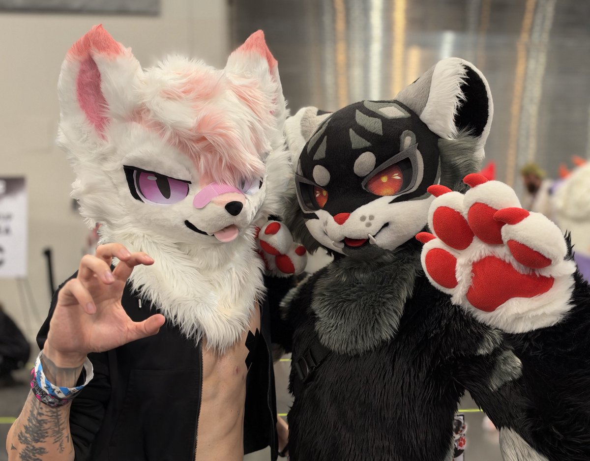 katboyVR's tweet photo. John Mayu in the flesh, or rather, in the furry suit.....

🐱: @AzukiKemono
📸: @BaconPancake62 https://t.co/NHAckw8cM6