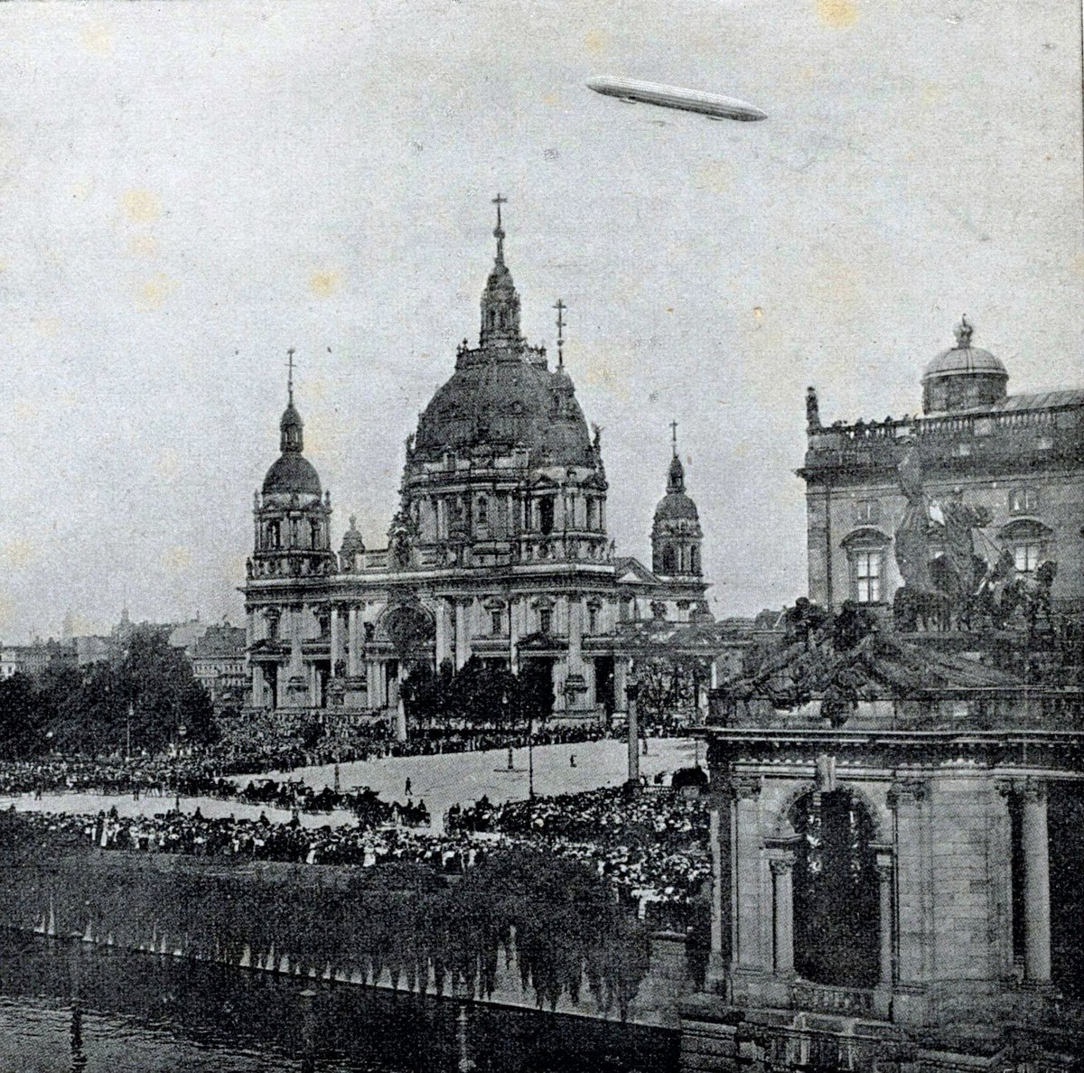 wakenminds's tweet photo. Zeppelin in the sky https://t.co/hG0CLkYKee
