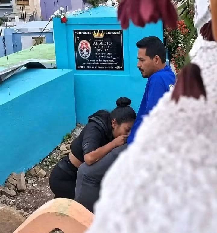 tiposdesimps's tweet photo. Aquí en un entierro https://t.co/Wc0FLsPrkj
