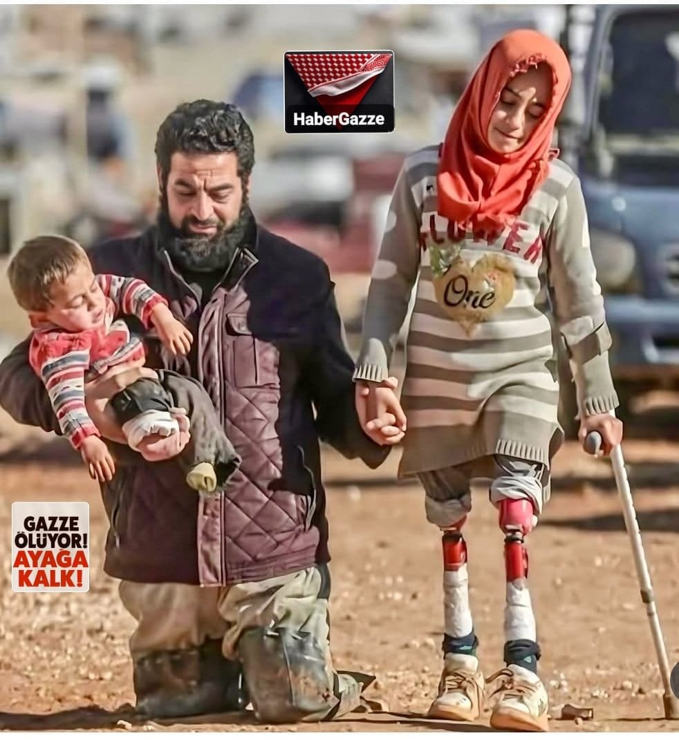 _GazaNews_'s tweet photo. Bu babanın yerinde olsaydınız, psikolojiniz nasıl olurdu?

Bir babanın kaldırabileceği bir yük mü bu?

Bazen bir fotoğraf, kelimelerin anlatamayacağı kadar büyük bir acıyı anlatır.
Bu babanın gözlerine bakın…
Bir babanın yüreğinde kopan fırtınayı görmemek mümkün mü? 🥀 https://t.co/40RDS6ImXM