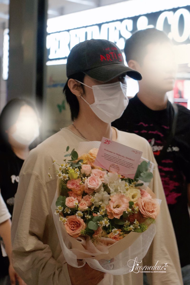 licornedeur's tweet photo. 260926 🛬 KUL
#HENDERY #黃冠亨 #헨데리 #ヘンドリー #185大帥哥 https://t.co/jTZa7AhnLE